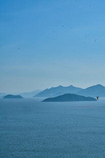 海上远山美景