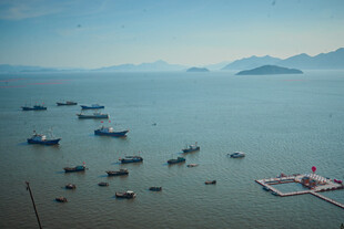 海上船只停泊美丽景致