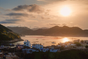 海边小镇的壮丽日落美景