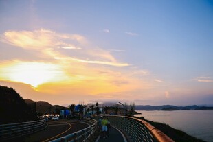 夕阳下的公路与美丽江景