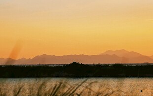 湖畔黄昏美景