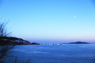 宁静湖景伴月
