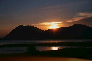 夕阳下的山水美景