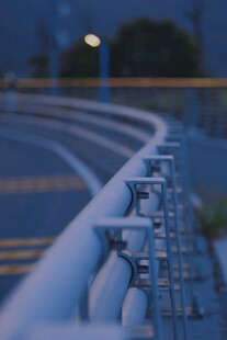 夜晚路边护栏特写