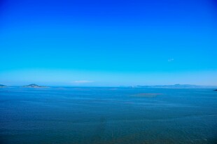 广阔蔚蓝海面远景