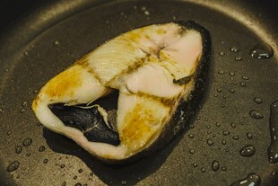 煎锅中的美味鱼肉