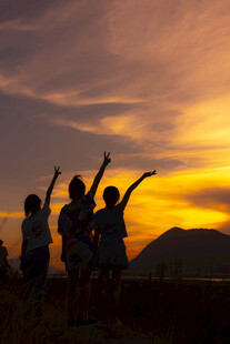 夕阳下欢呼的人群