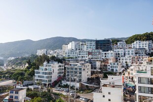 依山而建的错落白色建筑群