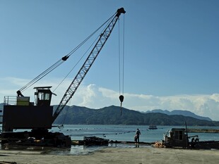 海边起重机作业场景