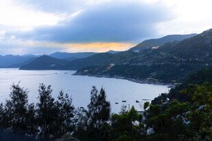 湖畔山峦美景