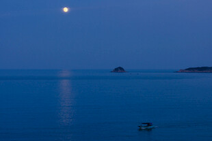 月夜海面小船静谧景象