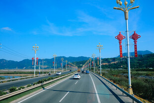 宽阔公路上的多彩景观