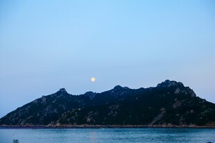 山海间的月色美景