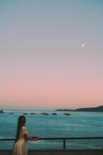 海边女子赏景的静谧时刻