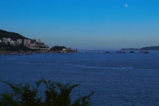 海边暮色下的宁静海景