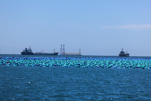 海上蓝色浮球与船只景观
