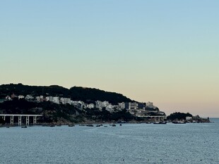 海滨暮色中的宁静海岸线