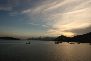 海上日落时的静谧港湾