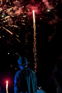 夜空中绚烂的烟花表演