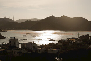 夕阳下的山海城市景观