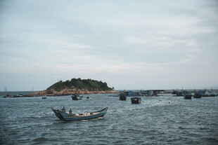 海上渔船与远处岛屿景观