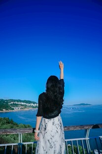 女子海边观景