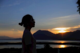 湖畔夕阳下的冥想身影