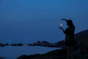海边夜色下的梦幻泡泡人
