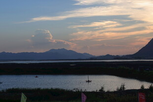湖畔黄昏美景
