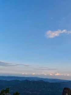 山间蓝天远景图