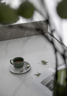 窗边咖啡杯静享悠闲时光