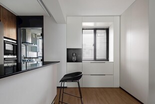 现代简约厨房与过道空间