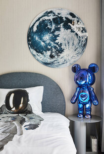 卧室一角的潮流玩偶与地球画