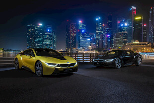 都市夜色中的炫酷双车