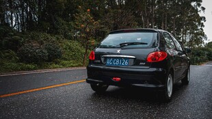 公路上行驶的黑车