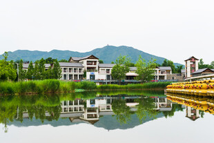 湖畔中式建筑与山水倒影