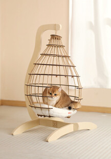 猫咪在别致猫窝中休憩