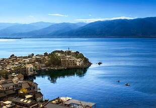 宁静湖畔的孤岩美景