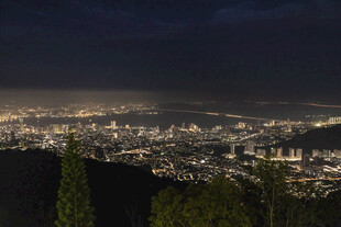 城市璀璨夜景俯瞰图
