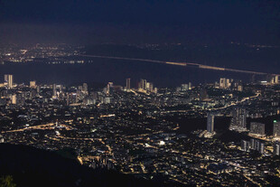 城市璀璨夜景俯瞰图