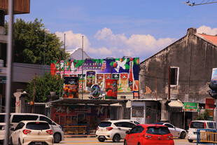 小镇多彩店铺前的街景