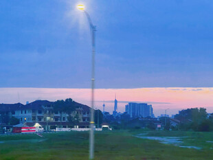 黄昏下的路灯与城市远景