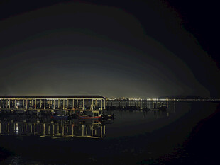 夜晚城市水边建筑倒影