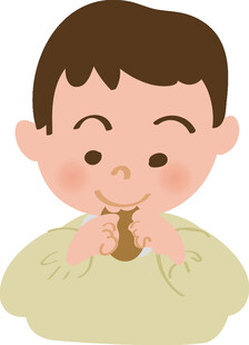 小男孩开心吃着小零食