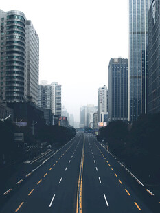 空旷城市道路高楼林立