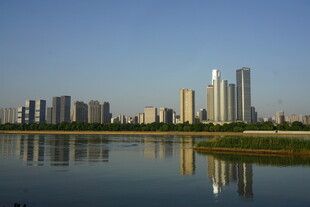 湖畔高楼林立的城市景致