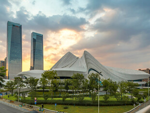城市地标建筑黄昏美景
