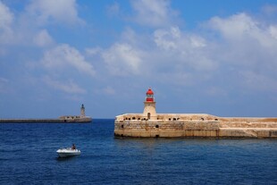 海边灯塔与船只美景