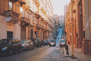 狭窄街道中的城市风景