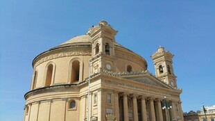 古典圆顶建筑外观